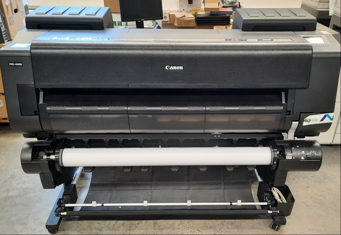 Canon iPF PRO 4100S inkl. RU-43, SN: BAVU00578, System startet,Tinte vorhanden,  2 Patronen leer, keine Tests durchgeführt,Inbetriebnahme 12.2022, ca. 778m² laut Anzeige gedruckt, Gehäuse verschmutzt mit Abschürfungen, keine Garantie auf Funktion ...