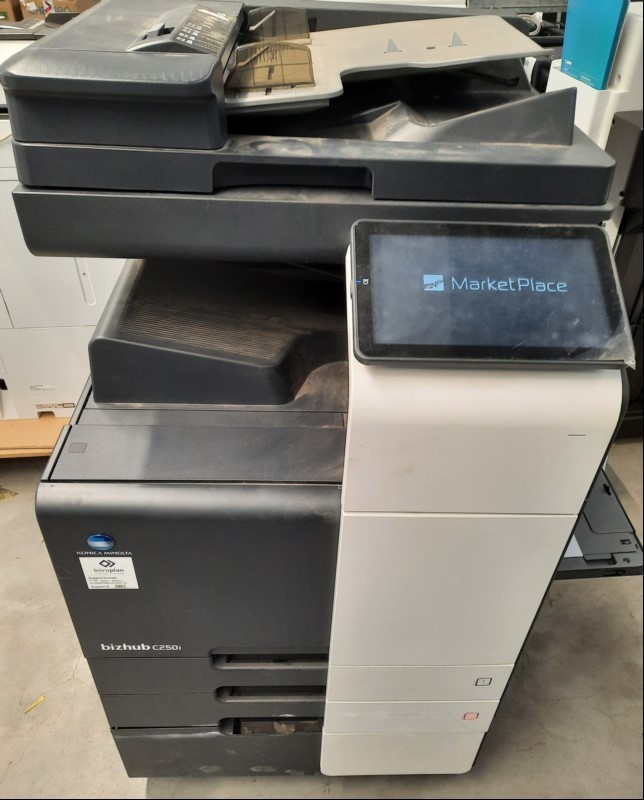 Konica Minolta bizhub C250i, SN: AA2M021525963,
2 Papierkassetten, Unterschrank, Gerät sehr stark verschmutzt, Abschürfungen am Gehäuse, Unterschrank defekt,  Datenlöschung durchgeführt, Wartung und Service notwendig, Gedruckte Seiten ca 36492
Te...
