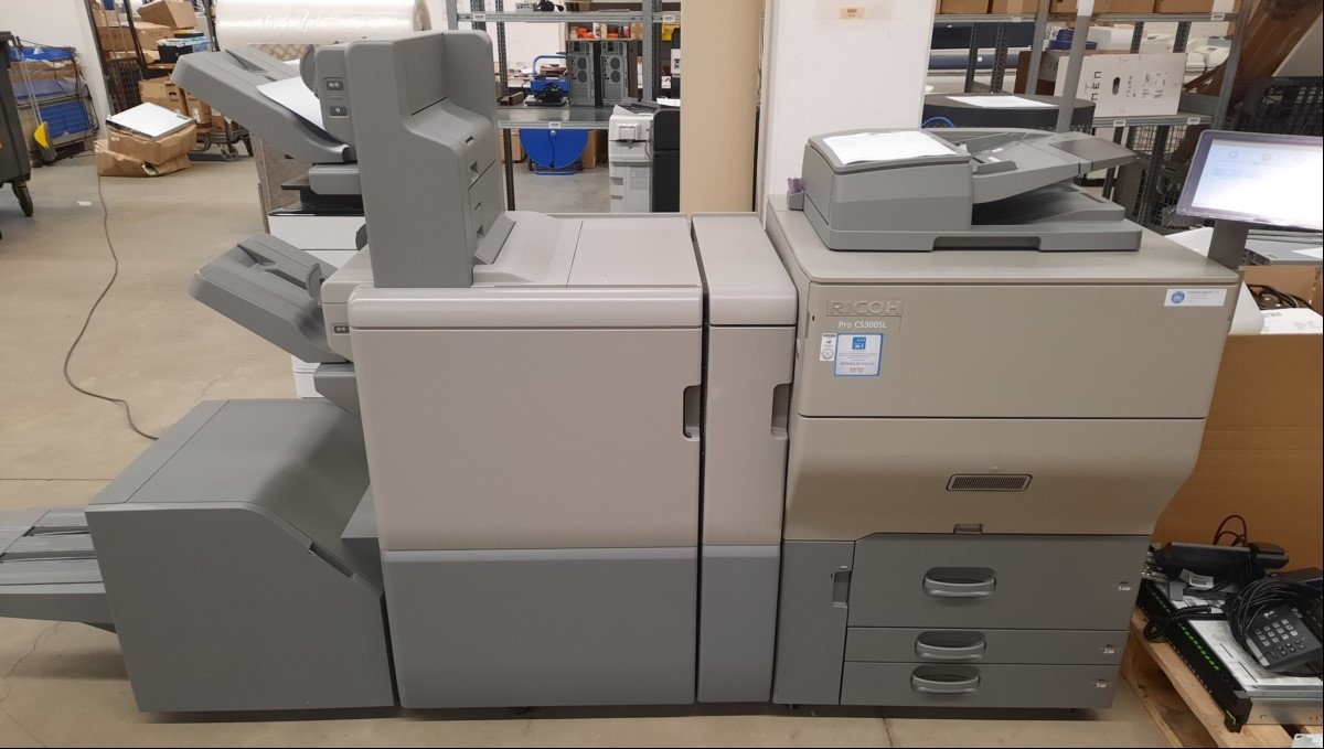 Ricoh Pro C5300SL, SN: 4483C630024, Broschüren Finisher mit 100 Blatt Heftung , Inenbetriebnahme laut Rechnung: 08.2023, Zählerliste gedruckt, Ausdruck gut, Zählerstand total color 86248, B & W total 31942, keine weiteren Test durchgeführt, Zubehö...