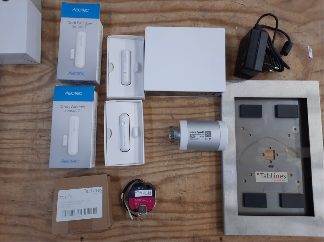 Teile aus Casenio Sensorbasiertes Assistenzsystem mit 2x Aeotec Tür-u. Fenstersensor 7, Micropelt MVA005 Heizkörperstellantrieb, Casenio Zentraleinheit 3.0 ((ART: HZ-L-V30-EU)ohne Tablet) inkl. Netzteil,Tablet Bilderrahmen und TecLines TNT001 Wand...