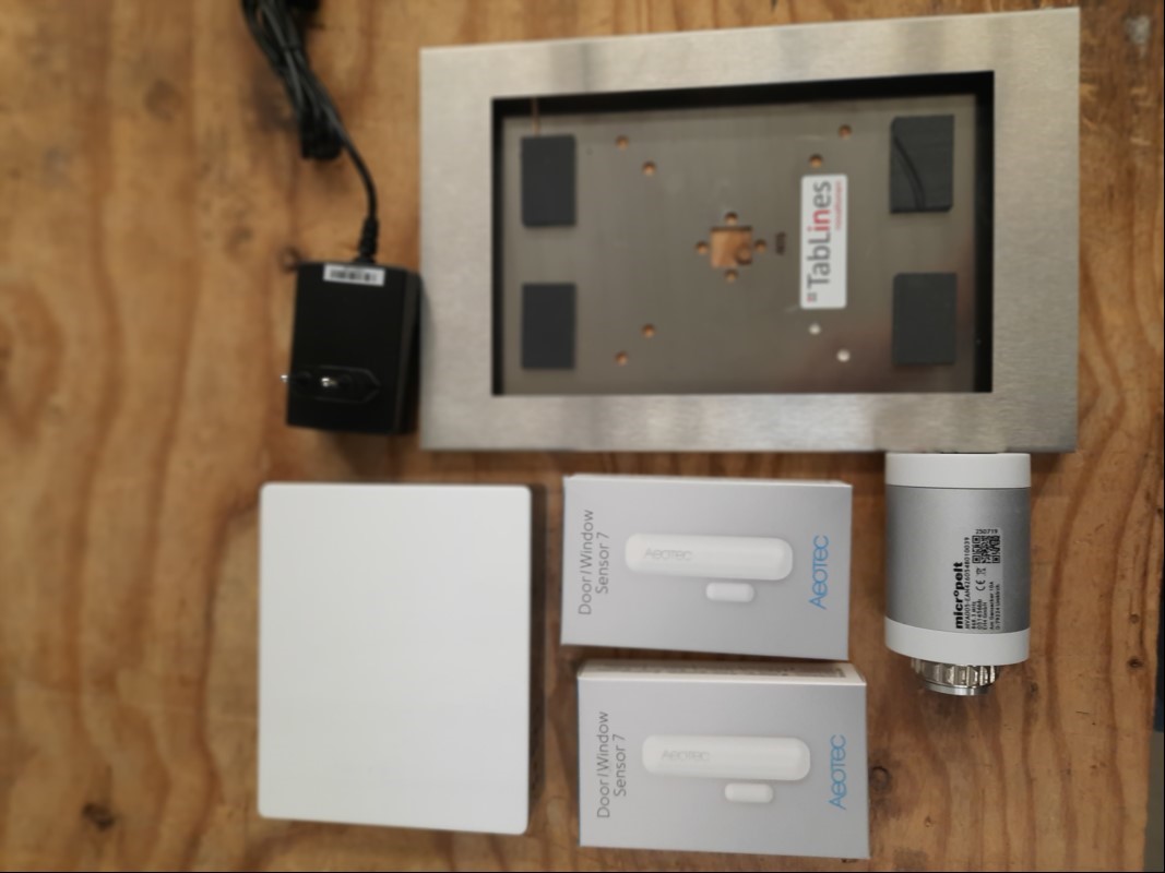 Teile aus Casenio Sensorbasiertes Assistenzsystem mit 2x Aeotec Tür-u. Fenstersensor 7, Micropelt MVA005 Heizkörperstellantrieb und Casenio Zentraleinheit 3.0 ((ART: HZ-L-V30-EU)ohne Tablet) inkl. Netzteil, Lieferumfang siehe Bsp.-Bilder, alles ko...