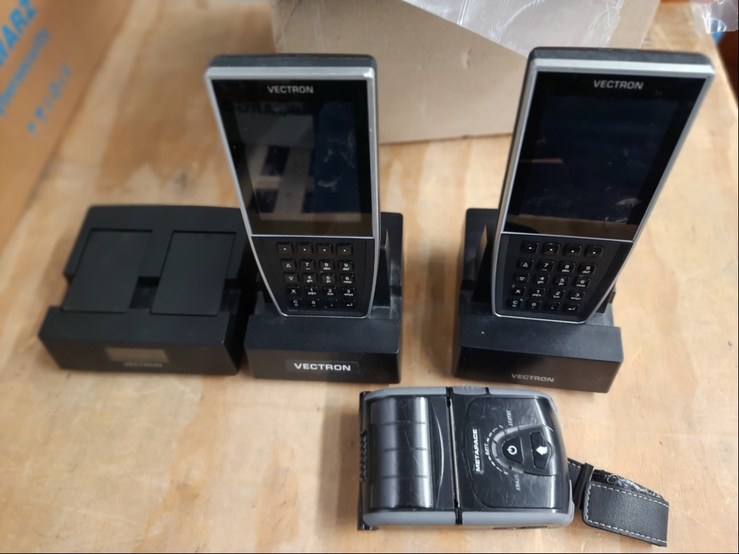 2x Vectron POS Mobile Pro III mit 2x Ladestationen (ohne Netzteil), 1x Akkuladestation (ohne Netzteil) und Metapace Mobile Printer, Lieferumfang siehe Bilder, alles komplett ungeprüft-keine Garantie auf Funktion und Vollständigkeit (ID=V10-04)