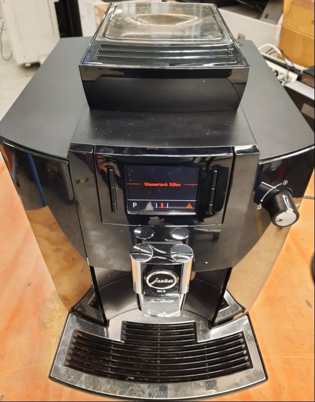 Kaffemaschine Jura We6, SN: 20221024053805 mit Tank  Inbetriebnahme  02.2023,Verschmutzung am Gehäuse wie auch im inneren z.B. Kalkspuren im Wassertank, siehe Bilder, nur elektrisch geprüft(Gerät lässt sich einschalten, keine weiteren Tests durchg...