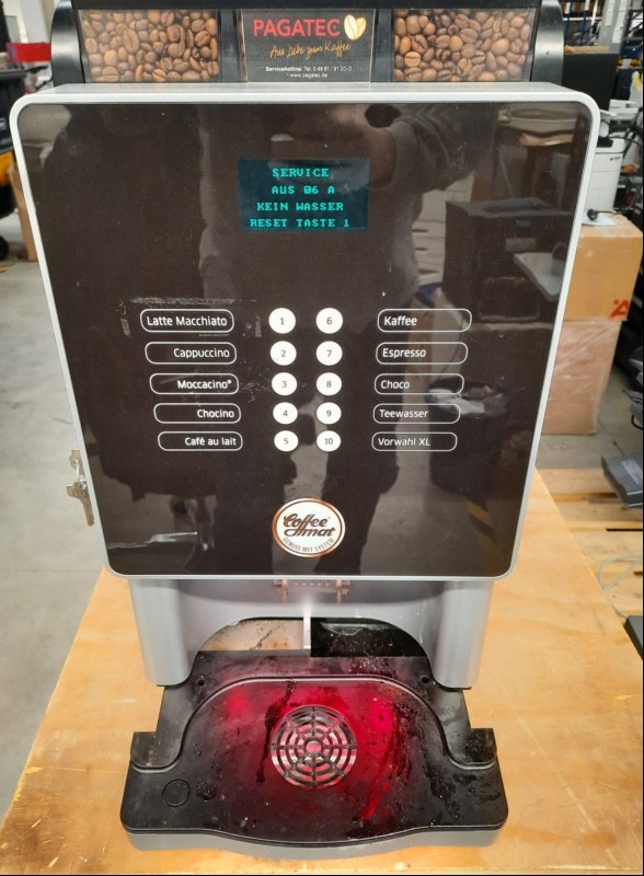 Kaffeeautomat  Pressoline 150 Compact  , Seriennummer: 20193843859, starke Verschmutzungen, Reinigung und Service notwendig,  2x Schlüssel, Gerät nur elektrisch nicht auf komplette Funktion geprüft!
keine Grantie auf Vollständigkeit und Funktionen...