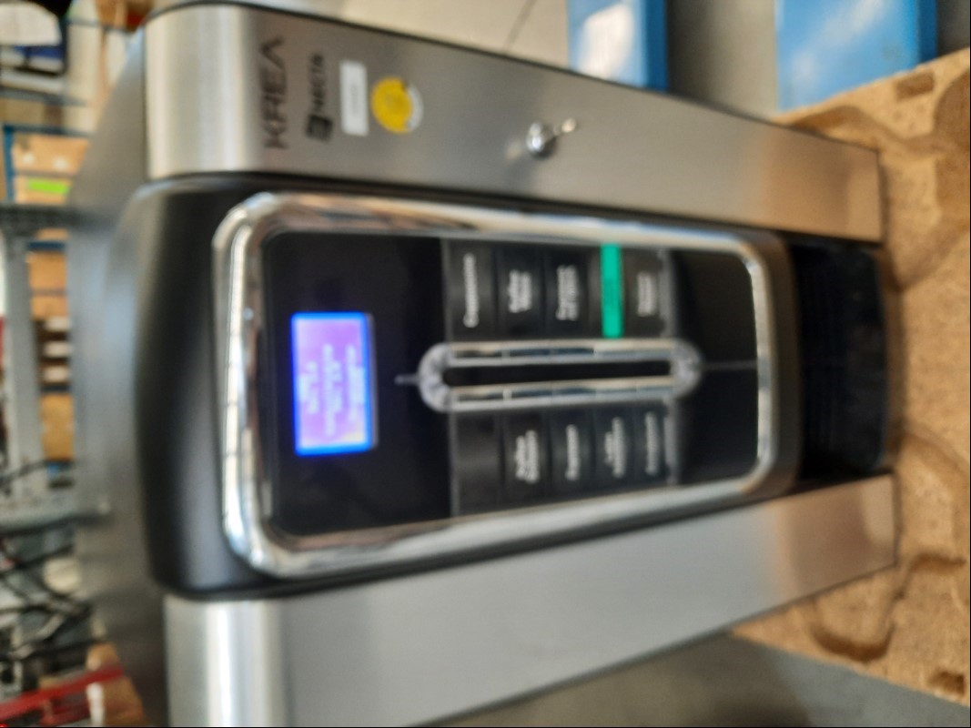 Necta Kaffeevollautomat  Krea Instant Model: IN5S-R/DQ, Seriennummer: 91412232, inkl. 2x Schlüssel, Baujahr: 11.04.2019, teilweise verschmutzt, siehe Bilder, Gerät nur elektrisch geprüft (nach Stromzufuhr zeigt das Display ein Bild, keine weiteren...