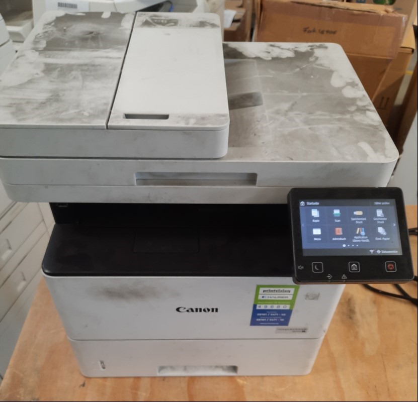 Canon iR 1643I MFP, SN: 34X07610, Inbetriebnahme 01.2025, optisch sehr schlechter Zustand, Gehäuse stark verschmutzt mit Abschürfungen und Kleberesten, siehe Bilder Tonerstand ca. 20%, Zähler ca. 27266,  Wartung und Service notwendig, keine Garant...