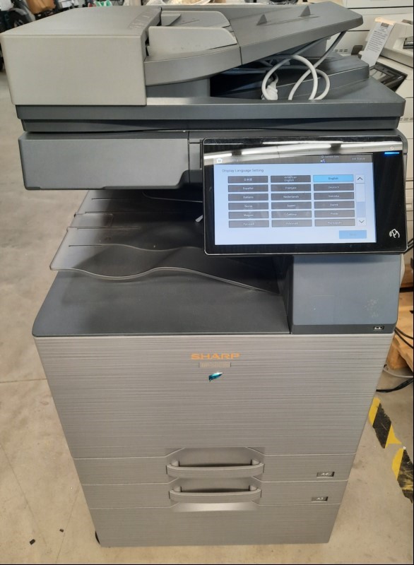 Sharp BP-50C26, SN: 25006307, 2 Papierkassetten, Unterschrank,  Gerät verschmutzt, Abschürfungen am Gehäuse, Wartung und Service notwendig, Gedruckte Seiten sw 11633, Farbe 24698 Ausdrucke gut, Inbetriebnahme laut Rechnung: 03.2023, keine Garantie...