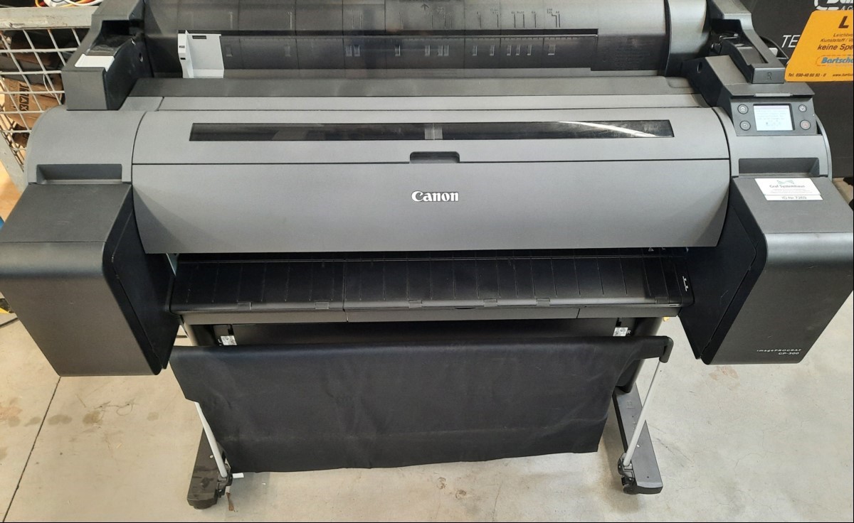 Canon GP-300, SN: BAWK00072, Inbetriebnahme 05.2023 mit Untergestell auf Rollen und Papierauffangtuch, Verschmutzungen und Abschürfungen am Gehäuse, Testausdruck nicht möglich, Tintenpatronen verbraucht, keine weiteren Test durchgeführt, keine Gar...