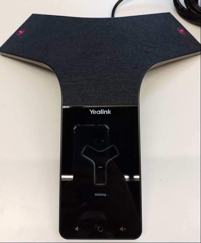 YEALINK CP965 IP Konferenztelefon mit 5\'\' Touchdisplay, Anschlüsse: 1x 10/​100Base-TX (PoE), Wi-Fi (WLAN 802.11a/​b/​g/​n), Bluetooth, 1x USB-A 2.0, 1x USB-C 2.0, ohne Netzteil, Telefon nur elektrisch nicht auf Funktion geprüft (Admin-Passwort unb...