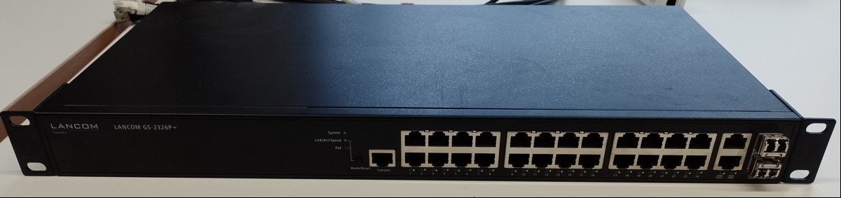 Lancom GS-2326P+ Managed Gigabit Ethernet PoE Switch, Rack 1HE, mit 26x RJ-45 und 2x SFP (mit 2x Intel Finisar SFP+ 10Gb SR 850nm Transceiver Module PN: FTLX8574D3BCV-IT), Seriennummer: 4006301320000882, Switch nur elektrisch nicht auf Funktion ge...