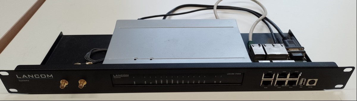 Lancom 1793VA Router (RA 27/22 MOD.D12), mit Rackmount-Kit, Seriennummer: 4006676918100105, ungeprüft, da ohne Netzteil! (ID=V07-94)