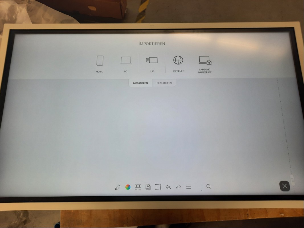 55\'\' UHD Touchdisplay-Interaktiv TFT-Display Samsung WM55R (Auflösung 3840 x 2160), weitere Anschlüsse: 2x HDMI, 1x USB-Uplink, 1x USB 2.0. 1x RJ45 LAN, 2x Klinke, Baujahr/Inbetriebnahme: 2022, Farbe: Weiß, Seriennummer: 08GWHNJT101261K, Gerät mit...