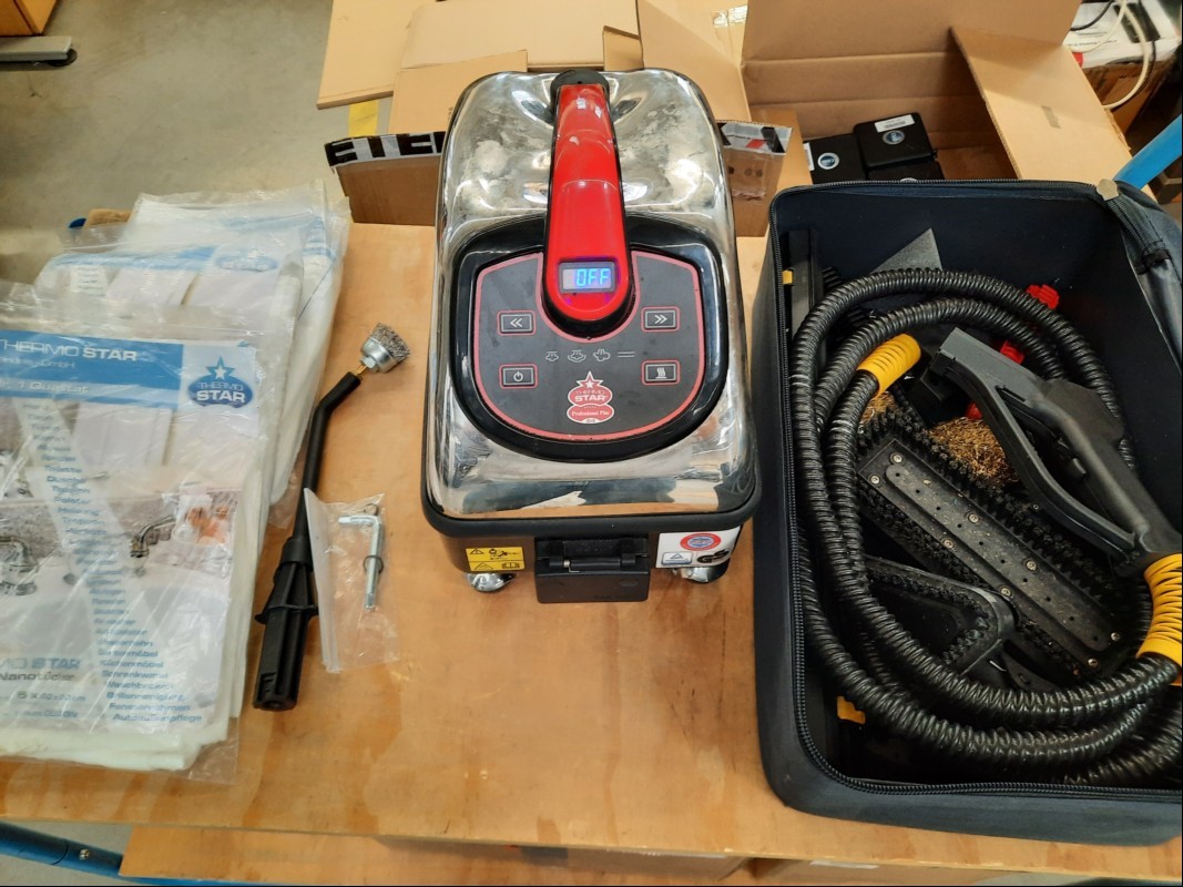 Dampfreiniger ThermoStar Prof. S4 inkl. verschiedene Bürstenaufsätze, Tasche und Tücher, siehe Bilder, Baujahr: 08.2024, nur elektrisch geprüft(das Gerät lässt sich einschalten, keine weiteren Tests durchgeführt), keine Garantie auf Funktion und V...