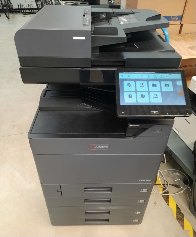 Kyocera TASKalfa 3554ci, SN: H563882011,  4 Papierkassetten, Scanner DP 7150,  optisch guter gebrauchter Zustand, Verschmutzungen am Gehäuse, Klebereste am Gehäuse, Zähler gesamt: ca.4178 laut Statusseite, Ausdrucke gut, Reinigung und Service empf...