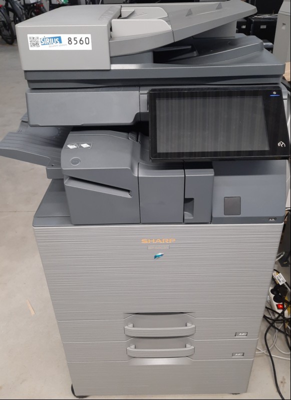 Sharp BP-60C31, SN: 25112018,  2 Papierkassetten, Unterschrank, interner Finisher mit Heft- und Locherfunktion,  Gerät leicht verschmutzt, Abschürfungen rechts am Gehäuse, Wartung und Service empfohlen, Gedruckte Seiten sw 18448, Farbe 2063, Ausdr...