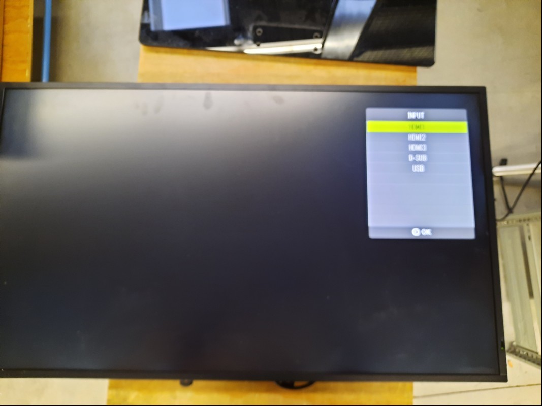 43\'\' (109cm) TFT-Display SHARP PNHS431
 (Auflösung 3840 x 2160 4K UHD), 1x USB 2.0 Anschluss, weitere Anschlüsse: 3x HDMI, RJ45 LAN, VGA, Serial und Audio(rot/weiß) Klinke, Baujahr/Inbetriebnahme: 2022, Farbe: Schwarz, Seriennummer: 1S053750, inkl...