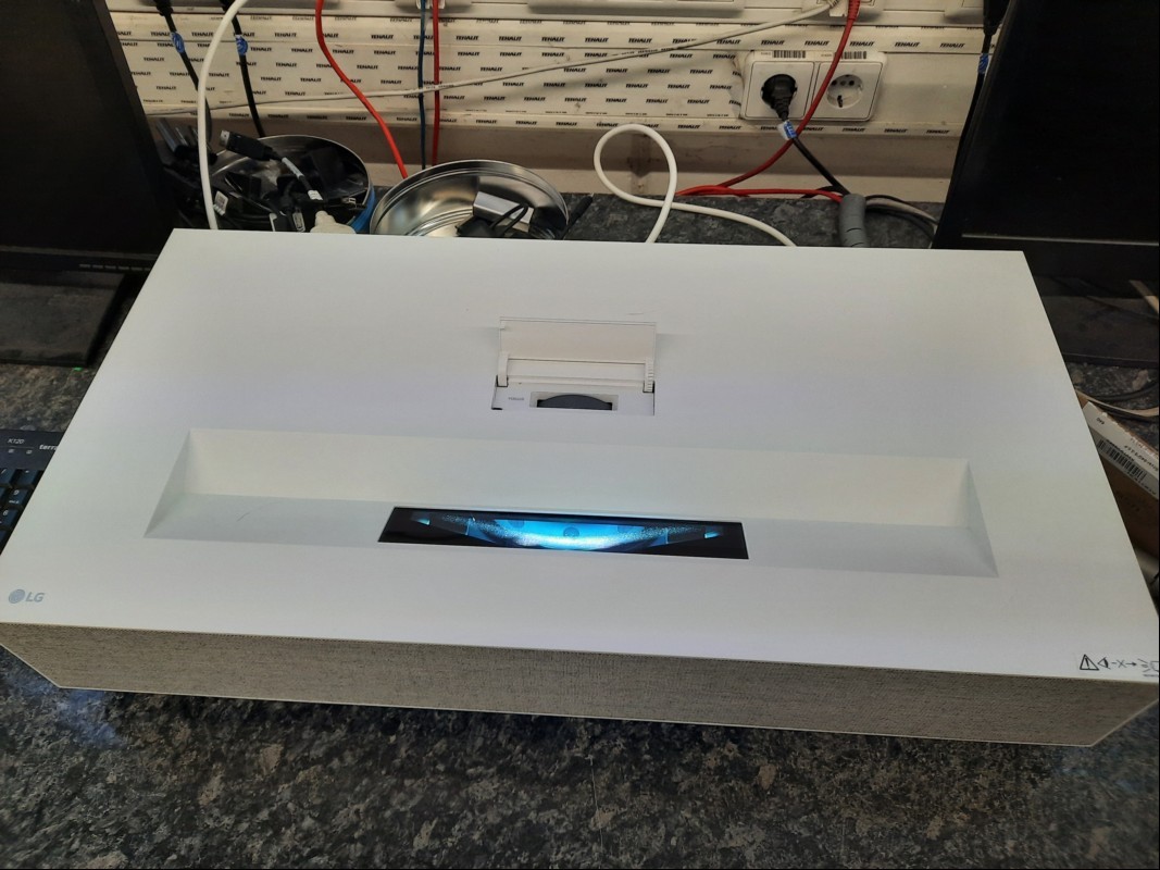 LG CineBeam HU85LS 4K DLP Ultra-K, inkl. Fernbedienung, Anschlüsse: 2x USB, 2x HDMI, 1x USB-C,1x Optical Digital Audio Out und 1x RJ45 LAN, Farbe: Weiß, optisch sehr guter Zustand, siehe Bilder, nur elektrisch geprüft (Gerät lässt sich einschalten...