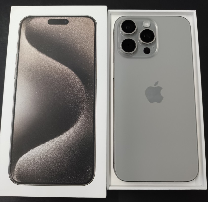 Apple iPhone 15 Pro Max 256GB Natural Titanium (MU793ZD/A - A3106) in OVP mit 17 cm (6,7 Zoll) Super Retina XDR OLED Display mit 2796 x 1290 Pixel, iOS: 26.2, Apple A17 Pro Prozessor (6-Kern), 8 GB RAM, 256 GB interner Speicher, WLAN, Bluetooth, D...