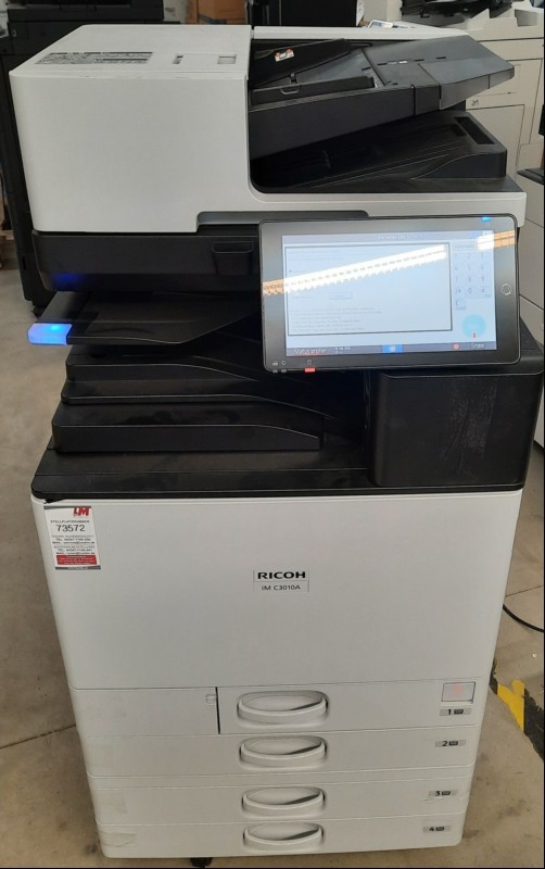 Ricoh IM C3010A, SN: 9154R441316, 4 Papierkassetten, Faxkarte  Duplex-Scanner D3K3, optisch gebrauchter Zustand, Gehäuse mit Verschmutzungen und Kleberesten, Fronttür mit Transporschadn, Zähler gesamt: ca. s/w13657, color ca.3547 laut Statusseite,...