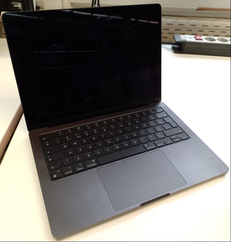 Apple MacBook Pro M4 (2024 - A3112) space schwarz mit Apple M4 Prozessor 10-Core / 10-Core M4 GPU, 32 GB LPDDR5 RAM, 1 TB Apple SSD AP1024Z, 35,97cm (14,2\'\') Retina XDR Display (3024 x 1964), Mac OS Tahoe 26.3, Wireless-LAN (Wi-Fi 6 802.11ax) + Bl...