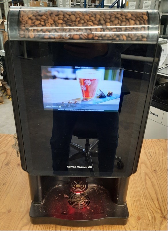 Kaffeeautomat BARISTA Compact, SN:  20232412937, Festwasseranschluss, mit 2 Schlüssel, Inbetriebnahme 03.2023, Verschmutzungen an und in der Maschine, Wartung und Service notwendig,  Gerät nur elektrisch nicht auf Funktion geprüft! Keine Garantie ...