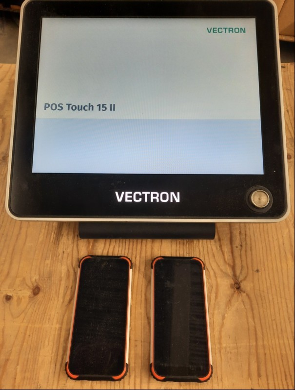 Vectron Vectron Pos Touch 15 II PCT, SN: 60167853FD000068 ,2 X  Smartphone Android Blackview, Kasse nur elektrisch nicht auf komplette Funktion geprüft, Touchfunktion ok! keine weiteren Tests durchgeführt, alle Angaben ohne Gewähr. (ID=V07-62)