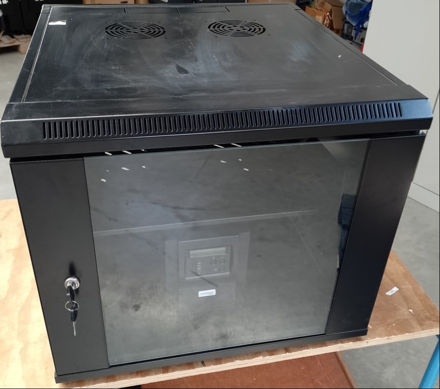 Wand-Netzwerkschrank (Außenmaße ca. in cm: 58,5 x 60 x 50,5) mit multimatic MD 1000VA EDELSTROM USV (ungeprüft) und 1x Boden (ID=V07-12)