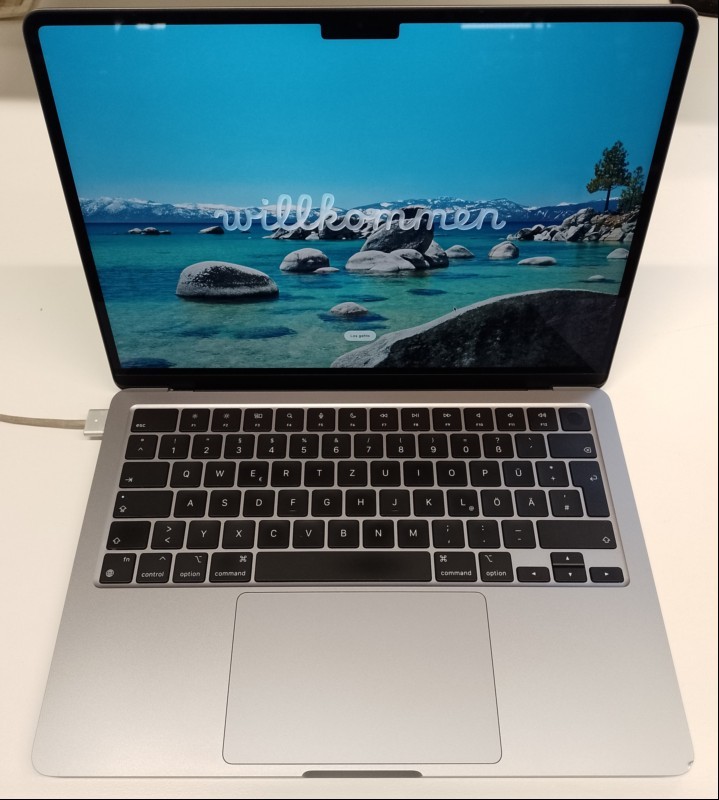 Apple MacBook Air M2 (MLXW3D/A - 2022 - Mac14,2) space grau mit Apple M2 8-Core CPU, 8 GB LPDDR5 RAM, 34,46 cm (13,6") Liquid Retina Display (Auflösung 2560 x 1664), 256 GB APPLE SSD AP0256Z, 2x Thunderbolt3/USB4 Anschluss (USB-C), 1x MagSafe, Wir...