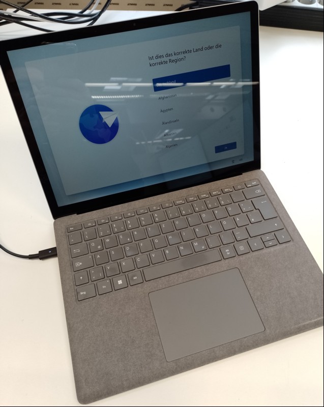 Microsoft Surface Laptop 5 mit 12th Gen Intel Core i7-1255U (Deca-Core, HT), 16 GB LPDDR5X RAM, Display: 34,29 cm (13,5\'\') Multi-Touch LED (Auflösung 2256 x 1504), 512 GB SSD NVMe (HFM512GD3GX013N-SKhynix), 1x USB 3.0 Anschluss, 1x USB-C, Wireless...