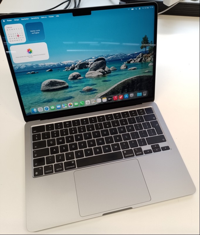 Apple MacBook Air M2 (Z15T000RNDD/A- 2022 - Mac14,2) space grau mit Apple M2 8-Core CPU, 16 GB LPDDR5 RAM, 34,46 cm (13,6") Liquid Retina Display (Auflösung 2560 x 1664), 512 GB APPLE SSD AP0512Z, 2x Thunderbolt3/USB4 Anschluss (USB-C), 1x MagSafe...