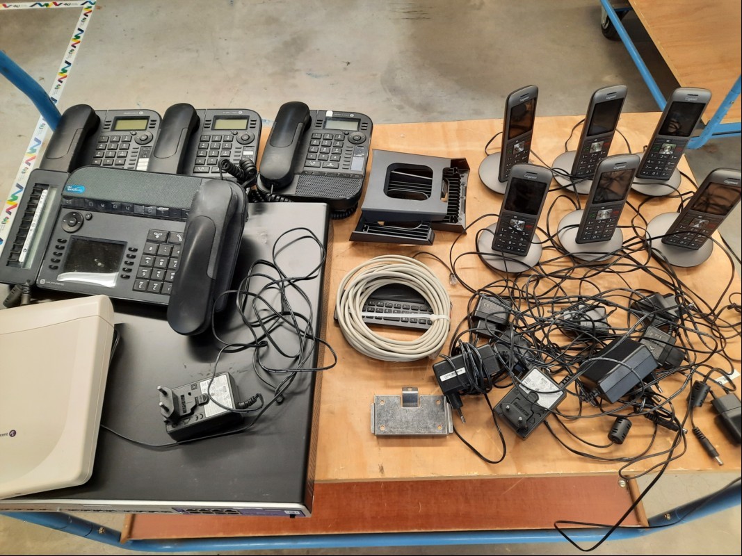 Teile aus Telefonanlage Alcatel-Lucent bestehend aus: 1x Telefonanlage Alcatel-Lucent OmniPCX Office Small und Device, 3x Alcatel-Lucent 88018 Deskphone,1x Acatel-Lucent Deskphone und 6x Gigaset CL660HX inkl. Basis und Netzteile, alles komplett un...