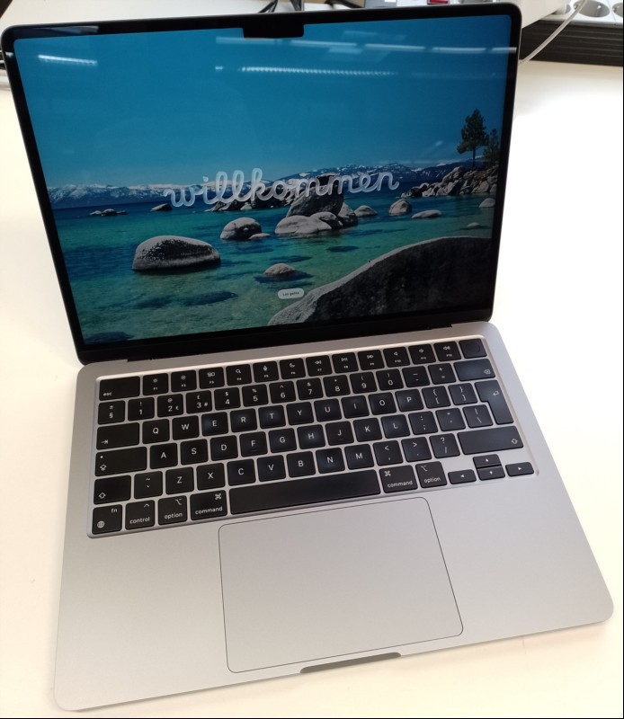 Apple MacBook Air M2 (Z15T001Q8D/A- 2022 - Mac14,2) space grau mit Apple M2 8-Core CPU, 16 GB LPDDR5 RAM, 34,46 cm (13,6") Liquid Retina Display (Auflösung 2560 x 1664), 512 GB APPLE SSD AP0512Z, 2x Thunderbolt3/USB4 Anschluss (USB-C), 1x MagSafe,...
