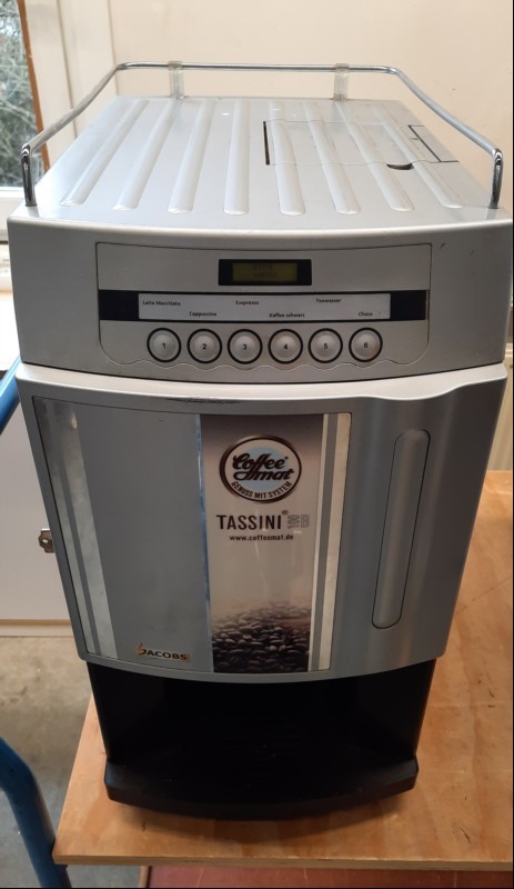 Kaffeeautomat  Tassini 100 SN:20123530178,  elektrisch geprüft, Gerät stark verschmutzt, Maschine startet - 1 Schlüssel vorhanden, Wartung notwendig! - keine Garantie auf Funktion und Vollständigkeit (ID=V07-51)