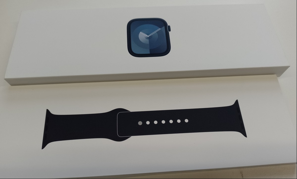 Apple Watch Series 9 GPS Mitternacht 45mm mit Sport-Armband Mitternacht (anthrazit) in OVP, Apple Watch wurde zurückgesetzt, magnetisches Ladekabel, Seriennummer: DW7G44X1KP, Displayoberfläche ist stark zerkratzt! (ID=V01-12)