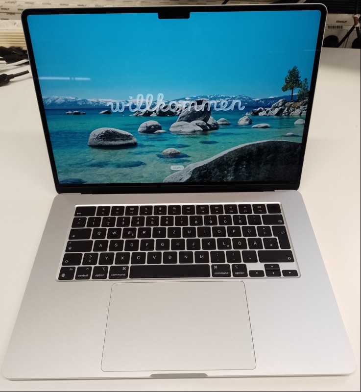 Apple MacBook Air 15 M3 (Z1BR0009GD/A - Mac15,13 - 2024) silber in OVP mit Apple M3 8-Core Prozessor, 16 GB LPDDR5 RAM, 38,91 cm (15,3\'\') Liquid Retina Display (Auflösung 2880 x 1864), 256 GB SSD (Apple SSD AP0256Z), Mac OS 26.3 Tahoe vorinstallie...