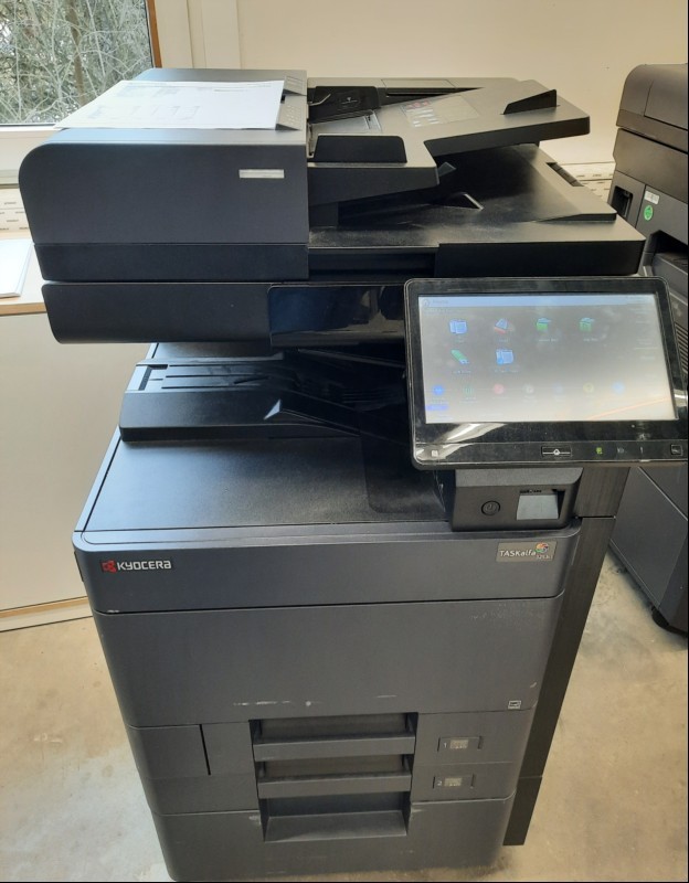 Kyocera TASKalfa 3253ci, SN: RFH9920436,  2 Papierfächer, Originaleinzug, Zähler total:132426, laut Statusseite, Ausdruck ok,  gebrauchter Zustand mit Verschmutzungen und Abschürfungen am Gehäuse, Display mit einem Streifen, Datenlöschung durchgef...