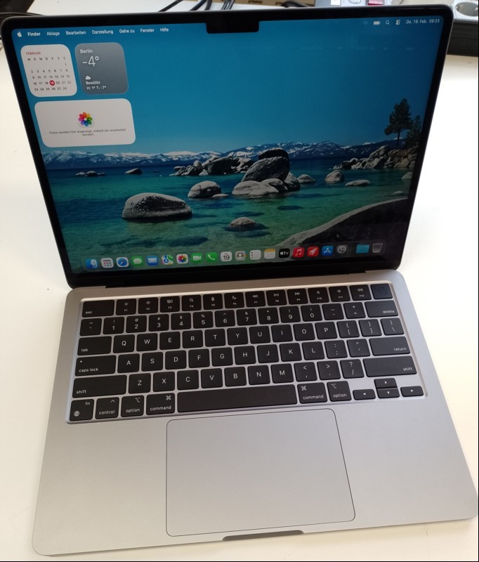 Apple MacBook Air M2 (Z15S001KKD/A - 2022 - Mac14,2) space grau mit Apple M2 8-Core CPU, 16 GB LPDDR5 RAM, 34,46 cm (13,6") Liquid Retina Display (Auflösung 2560 x 1664), 256 GB APPLE SSD AP0256Z, 2x Thunderbolt3/USB4 Anschluss (USB-C), 1x MagSafe...