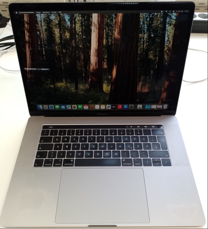 Apple MacBook Pro 15 Retina Touchbar (MacBookPro15,1) space grau mit Intel Core i7-8750H 2,2 GHz (Hexa-Core), 16 GB DDR4 RAM, Display: 39,1 cm (15,4\'\') Retina LED Backlit (Auflösung 2880 x 1800) glare, IPS/​IGZO, 256 GB SSD Apple SM0256M SSD (PCIe...