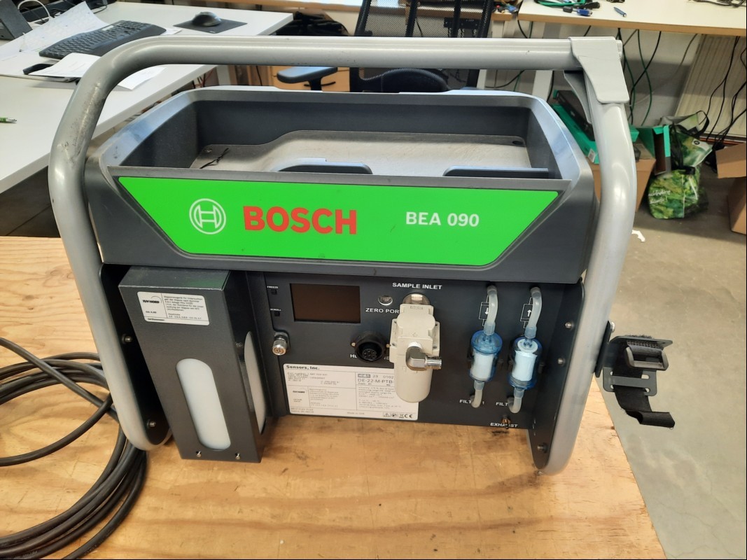 Bosch Partikelzählgerät BEA090 Abgasmessgerät, inkl. Schlauch, siehe Bilder, SN: 120620347, Gerät nur elektrisch geprüft(lässt sich einschalten, keine weiteren Tests durchgeführt), keine Garantie auf Funktion und Vollständigkeit (ID=V11-01)