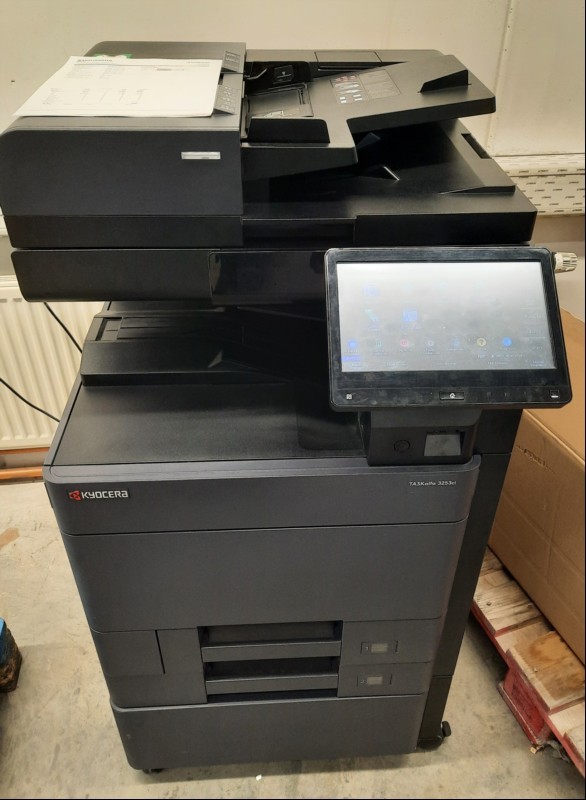 Kyocera Taskalfa 3253ci, SN:RFH1548535 ,  2 Papierkassetten, Unterschrank, Zähler total: 312857, Ausdrucke gut , Gehäuse mit Abschürfungen und Verunreinigungen, Reinigung und Service empfohlen, alle Angaben ohne Gewähr, keine weiteren Tests durchg...
