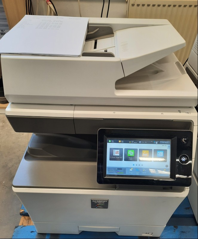 Sharp Sharp MX-C304W, 1 Papierkassette, ohne Unterschrank, optisch schlechter Zustand, Verschmutzungen und Klebereste am Gehäuse,  Ausdrucke unsauber, verschmiert, Wartung und Service notwendig, Zähler bk ca.276957 color ca. 15293,  keine weiteren...