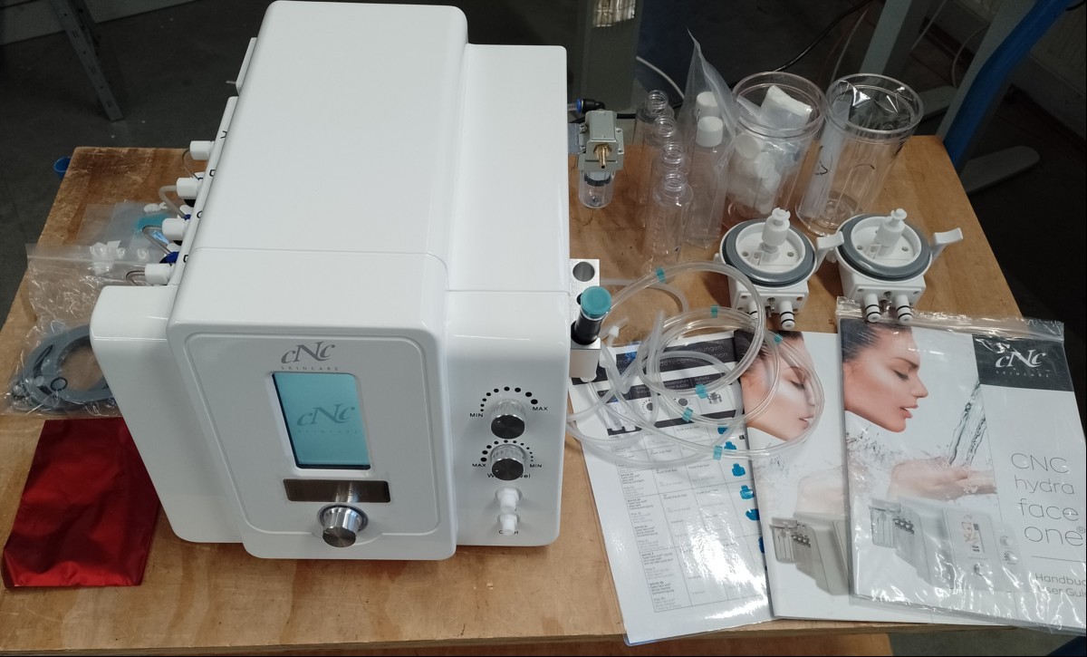 Gesichtsbehandlungssystem CNC hydra face one inkl. Zubehör (siehe Bilder), Seriennummer: 202301E133, Gerät lässt sich einschalten und bedienen - keine weiteren Tests durchgeführt! Keinerlei Garantie auf Vollständigkeit und Funktion! (ID=V08-41)