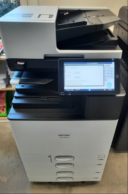 Ricoh IM C3010A, SN:9154RB41652, 4 Papierkassetten, Duplex-Scanner D3K3, optisch guter  Zustand, Gehäuse mit Verschmutzungen  Zähler gesamt: ca. s/w 830, color ca.2294 laut Statusseite, Tonerstand unbekannt, Ausdrucke gut, Reinigung und Service em...
