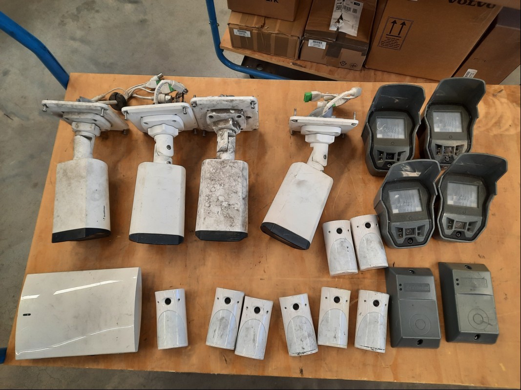 Teile aus GeoVision Überwachungs-/Alarmanlage, Lieferumfang siehe Bilder,  komplett ungeprüft, keine Garantie auf Funktion und Vollständigkeit (ID=V14-82)