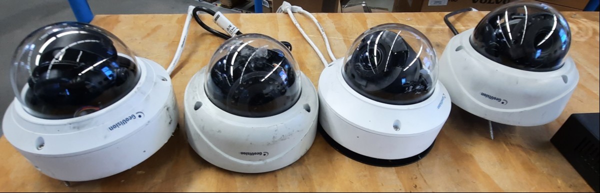 Teile aus GeoVision Überwachungs-/Alarmanlage, 4x DomeCamera GV-AVD8710 und 1x GeoVision GV-SNVR0812, Lieferumfang siehe Bilder,  komplett ungeprüft keine Garantie auf Funktion und Vollständigkeit (ID=V14-73)