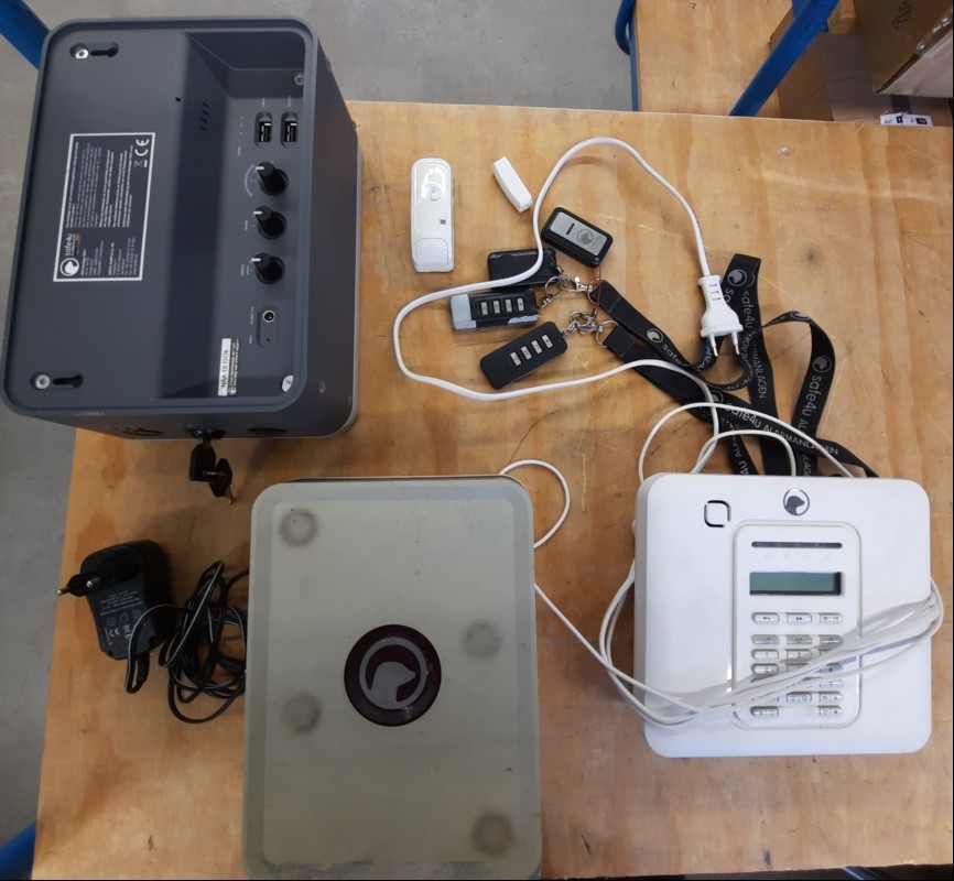 Teile aus safe4u 365pro complete Alarmsystem, Lieferumfang siehe Bilder, komplett ungeprüft, keine Garantie auf Funktion und Vollständigkeit (ID=V14-63)