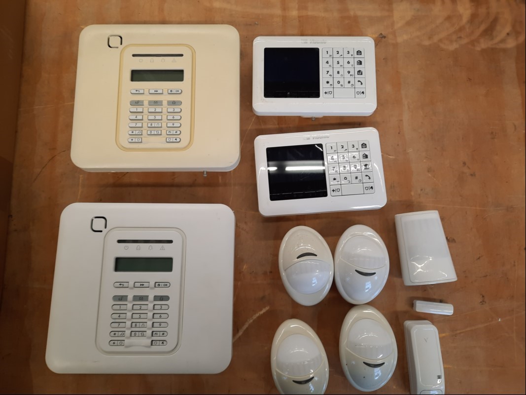 Teile aus EMA / BMA PowerG Überwachungs,- Alarmsystem, Lieferumfang siehe Bilder, komplett ungeprüft, keine Garantie auf Funktion und Vollständigkeit (ID=V14-63)