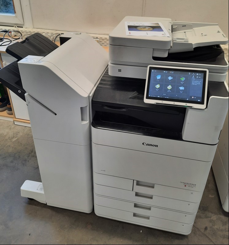 Canon DX C5740i, SN:3BK005587, 4 Papierkassetten,Faxkarte, externer Finisher, Gebrauchsspuren, Verschmutzungen und Abschürfungen am Gehäuse, Wartung und Service emphohlen, Zählerstand: 102 gesamt ca. 283861 109:,109197, 124:174664  laut Zählerlist...