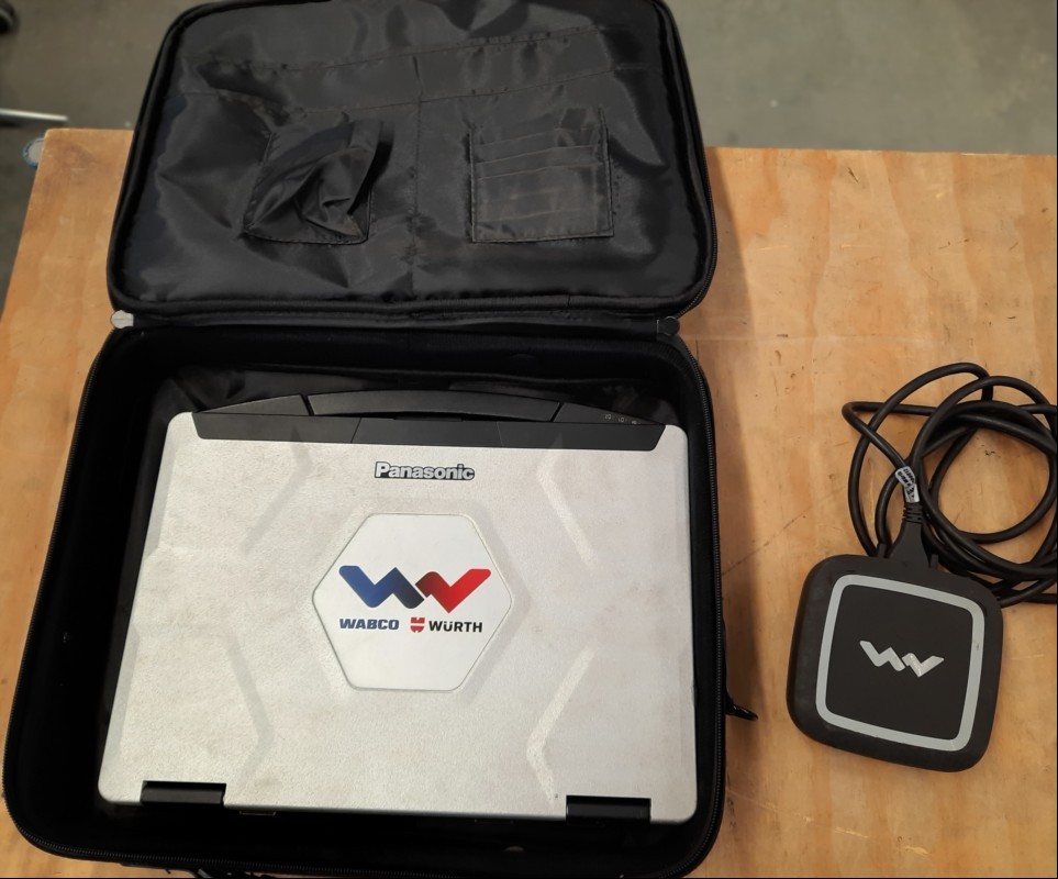 Teile aus WABCOWÜRTH Diagnosesystem für NFZ betehend aus: Notebook Panasonic Toughbook CF-54 (Model: CF-54HY022TG / Seriennummer: 8TGCA49896) inkl. Netzteil, Tasche und W.EASY Box 2.0 Rev. 1.3 (S/N: 411305),Toughbook lässt sich einschalten Rest un...