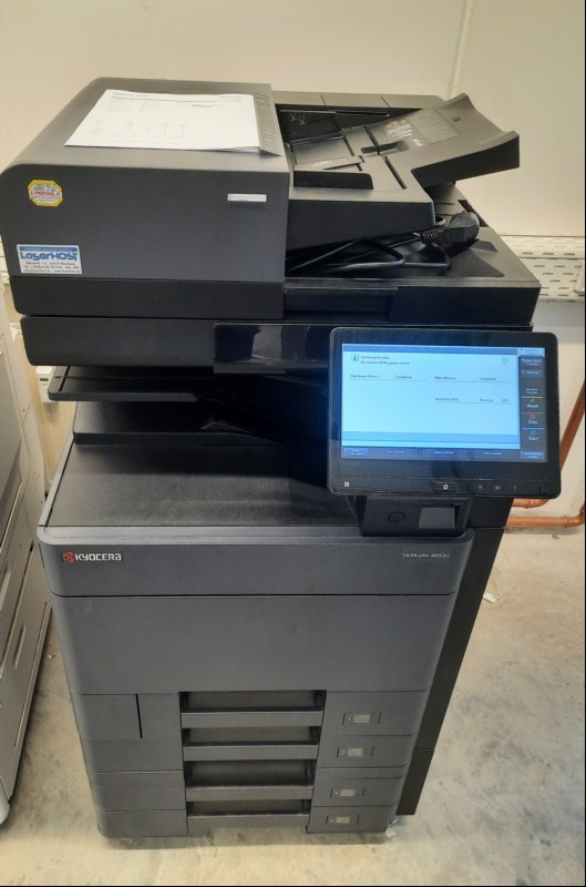 Kyocera Taskalfa 4053ci, SN:RCF0932912,  4 Papierkassetten,  Zähler total:244612, laut Statusseite, Ausdrucke gut, Gehäuse mit Abschürfungen und Verunreinigungen, Datenlöschung durchgeführt, Reinigung und Service empfohlen, alle Angaben ohne Gewäh...